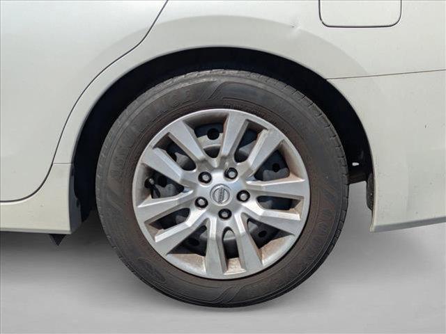 Photo of 2016 Pearl White Nissan Altima