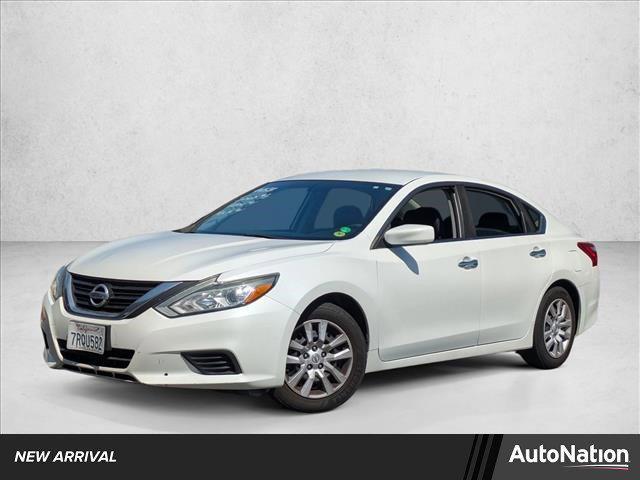 Photo of 2016 Pearl White Nissan Altima