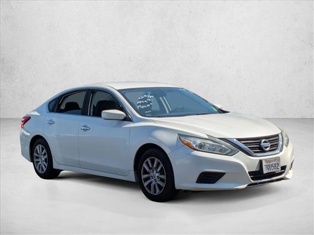 Photo of 2016 Pearl White Nissan Altima