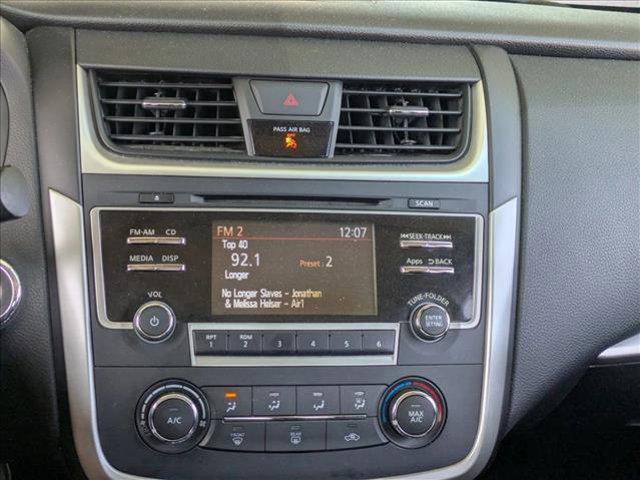 Photo of 2016 Pearl White Nissan Altima