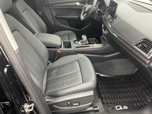 Photo of 2022 Black Metallic Audi Q5