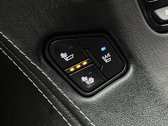 Photo of 2016 White Frost Tricoat GMC Yukon XL