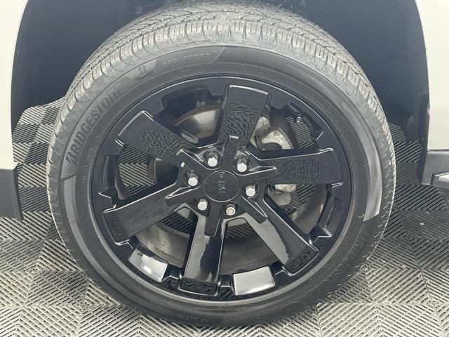Photo of 2017 White Frost Tricoat GMC Yukon XL
