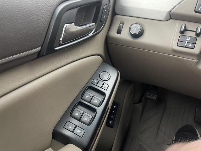 Photo of 2017 White Frost Tricoat GMC Yukon XL