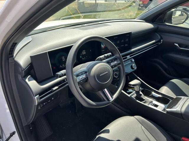 Photo of 2025 Atlas White Hyundai SANTA CRUZ