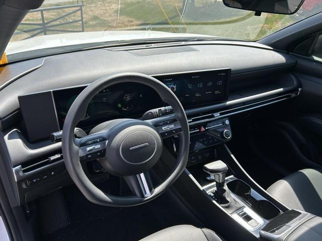 Photo of 2025 Atlas White Hyundai SANTA CRUZ