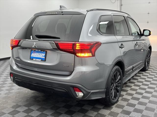Photo of 2020 Mercury Gray Metallic Mitsubishi Outlander