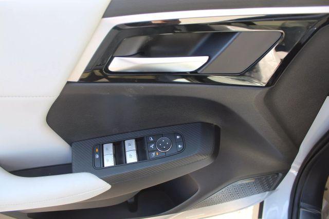 Photo of 2025 White Diamond Mitsubishi Outlander
