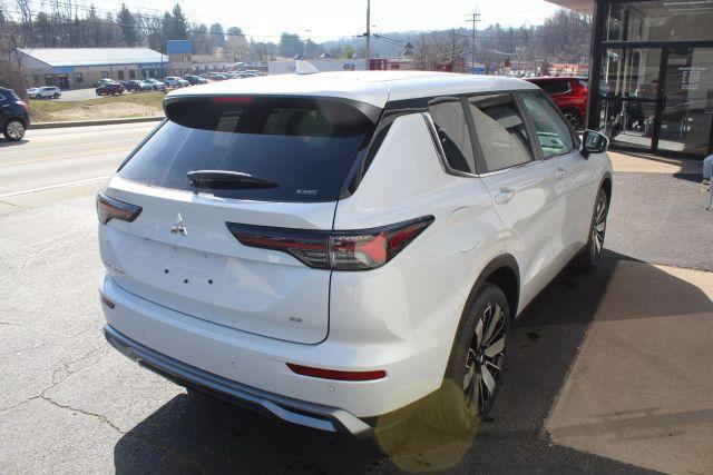 Photo of 2025 White Diamond Mitsubishi Outlander