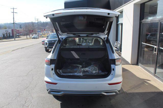 Photo of 2025 White Diamond Mitsubishi Outlander