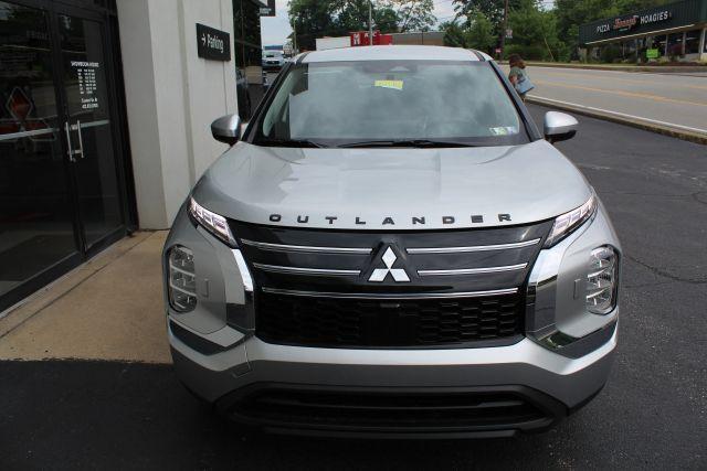 Photo of 2025 Silver Mitsubishi Outlander