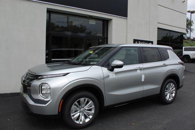 Photo of 2025 Silver Mitsubishi Outlander