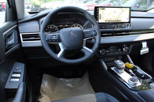 Photo of 2025 Silver Mitsubishi Outlander
