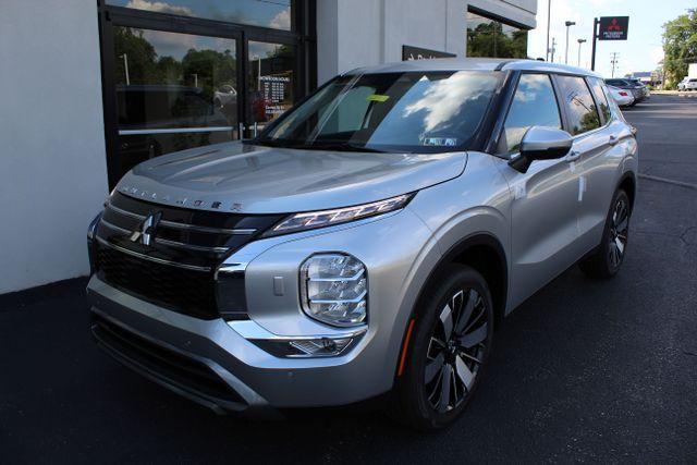 Photo of 2025 Silver Mitsubishi Outlander