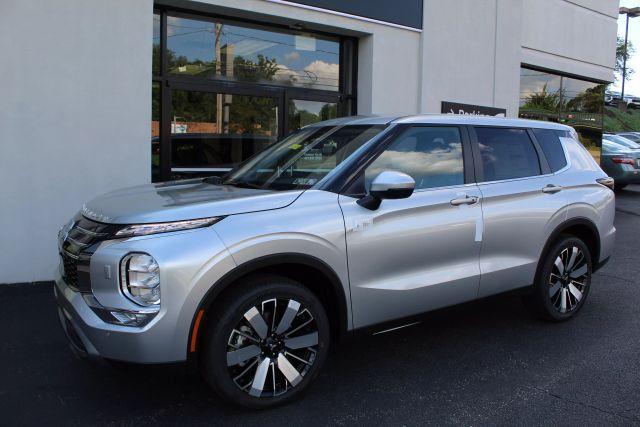 Photo of 2025 Silver Mitsubishi Outlander