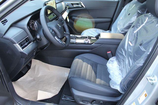 Photo of 2025 Silver Mitsubishi Outlander
