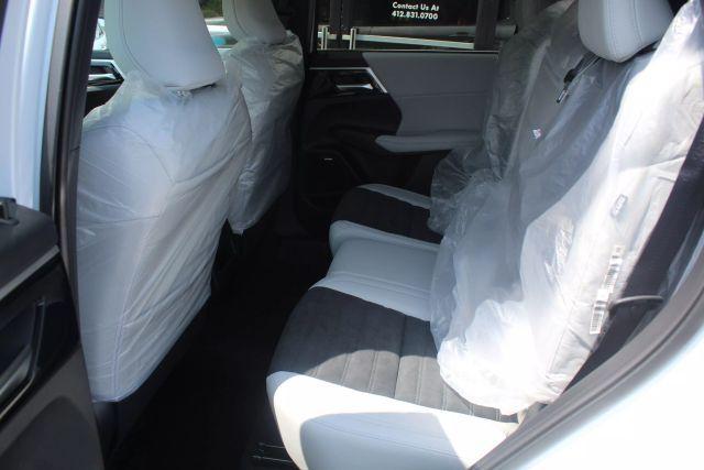 Photo of 2025 White Diamond Mitsubishi Outlander