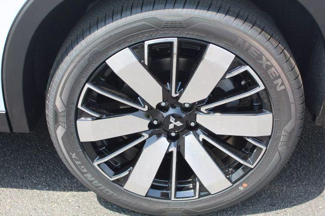 Photo of 2025 White Diamond Mitsubishi Outlander