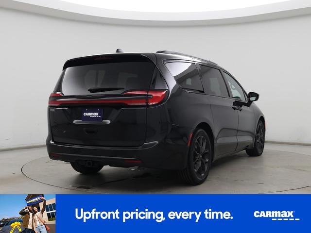 Photo of 2022 Black Chrysler Pacifica