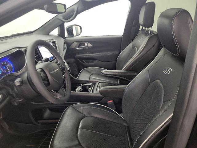 Photo of 2022 Black Chrysler Pacifica