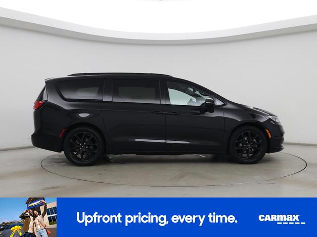 Photo of 2022 Black Chrysler Pacifica