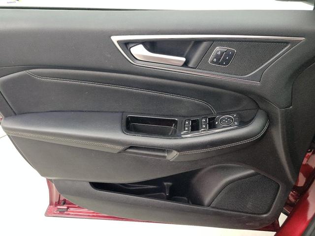 Photo of 2017 Red Ford Edge