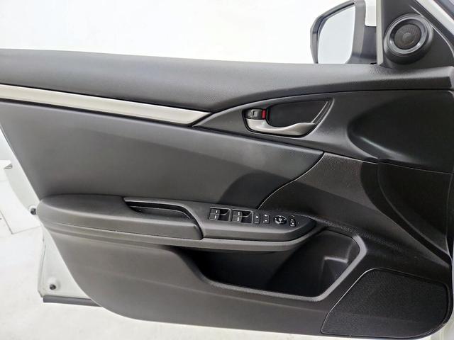 Photo of 2021 White Honda Civic