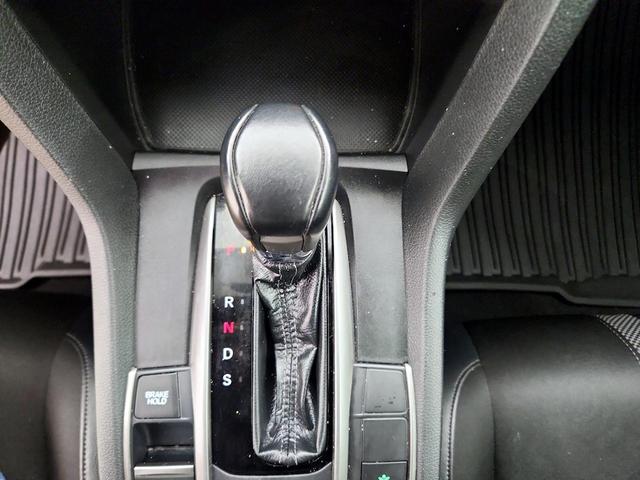 Photo of 2021 White Honda Civic