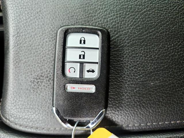 Photo of 2021 White Honda Civic