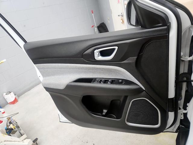 Photo of 2022 White Jeep Compass
