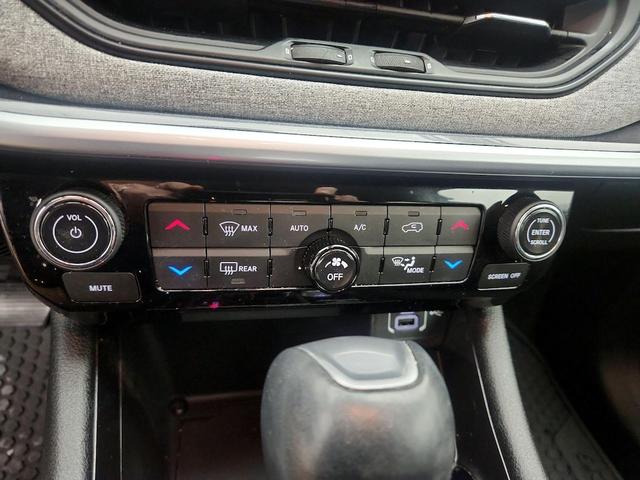 Photo of 2022 White Jeep Compass