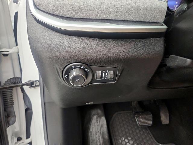 Photo of 2022 White Jeep Compass