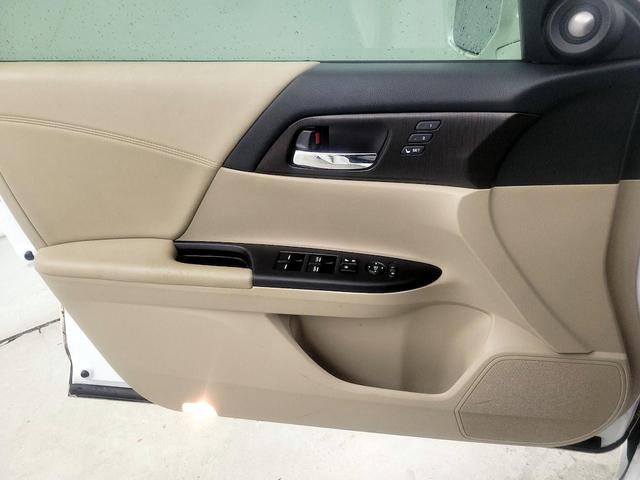 Photo of 2013 White Honda Accord