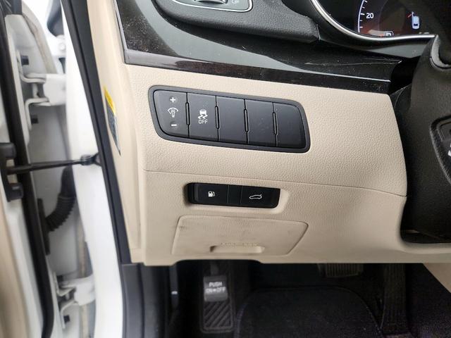 Photo of 2015 White Kia Cadenza