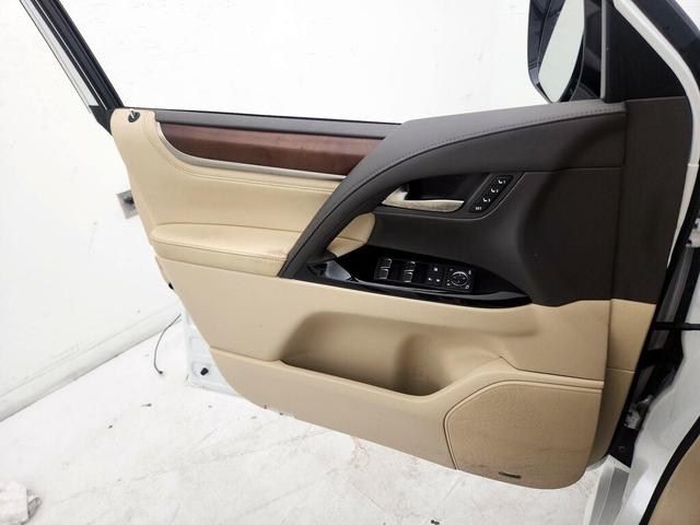 Photo of 2019 White Lexus LX 570