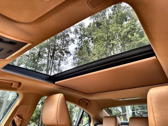 Photo of 2022 White Pearl Lexus ES 350