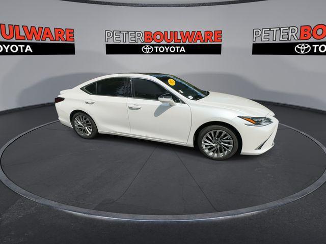 Photo of 2022 White Pearl Lexus ES 350