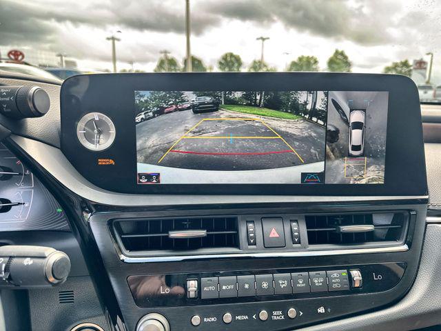 Photo of 2022 White Pearl Lexus ES 350