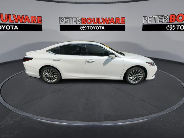 Photo of 2022 White Pearl Lexus ES 350