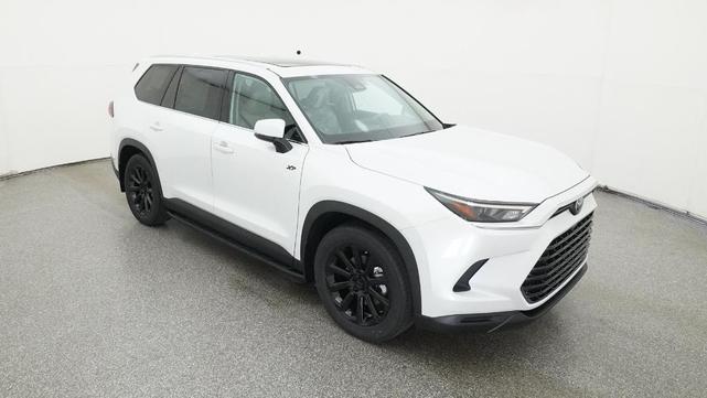 Photo of 2025 White Toyota Grand Highlander