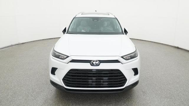 Photo of 2025 White Toyota Grand Highlander