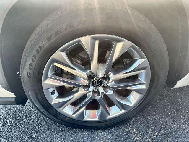 Photo of 2021 White Toyota Highlander