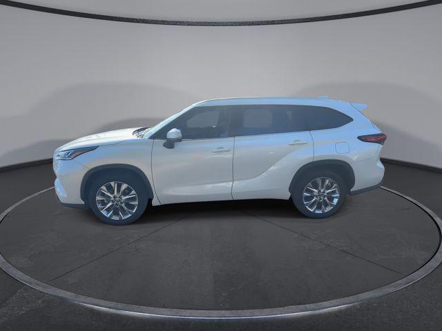 Photo of 2021 White Toyota Highlander