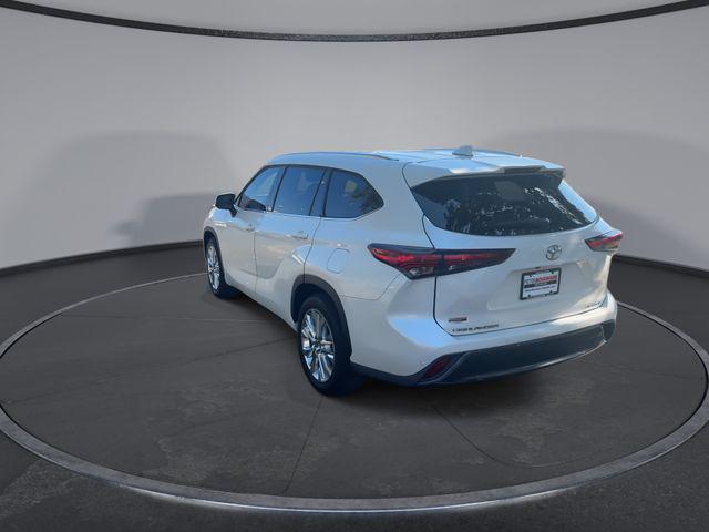 Photo of 2021 White Toyota Highlander