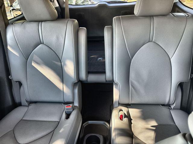 Photo of 2021 White Toyota Highlander