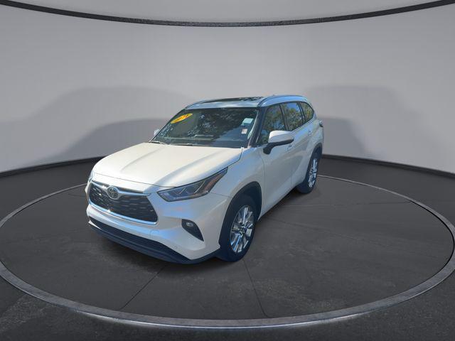 Photo of 2021 White Toyota Highlander