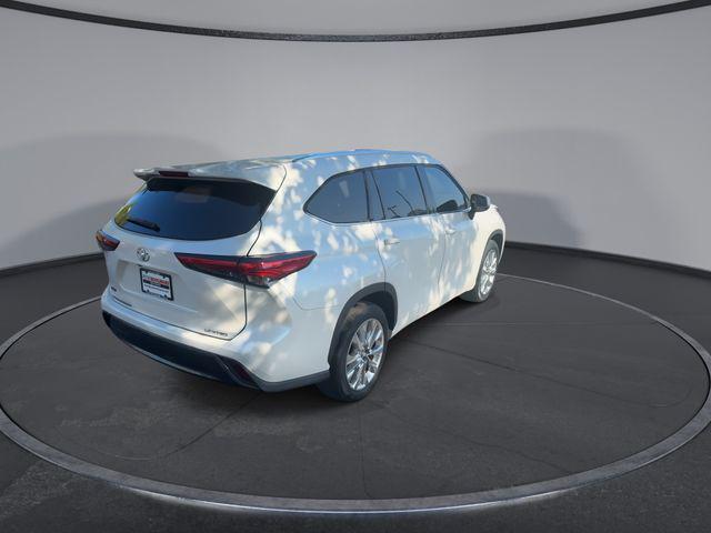 Photo of 2021 White Toyota Highlander