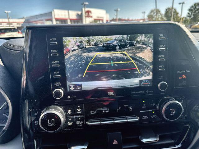 Photo of 2021 White Toyota Highlander