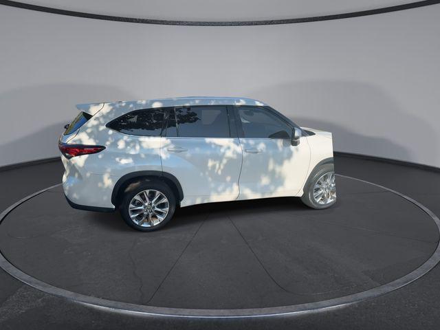 Photo of 2021 White Toyota Highlander