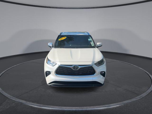 Photo of 2021 White Toyota Highlander